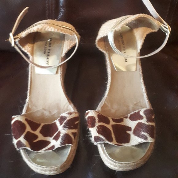 Leopard spotted Woman's shoes with ankle strap. - Picture 1 of 3